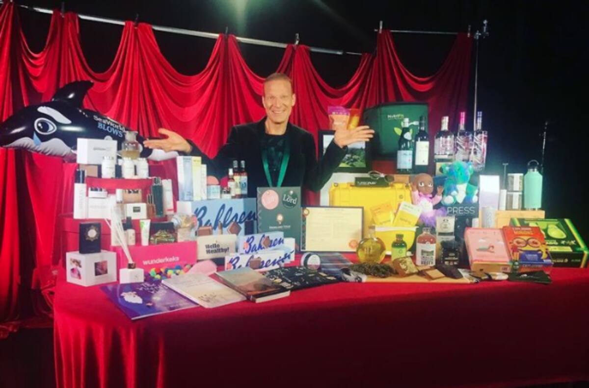 Terrenos, pan de oro, liposucciones y otras extravagancias en la bolsa de regalos del Oscar 2022