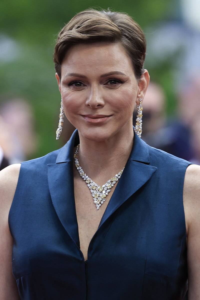 La princesa Charlene prefiere los vestidos con cuello en V.