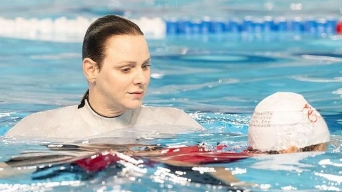 Princesa Charlene de Mónaco vuelve a lucir de traje de baño para entrenar natación