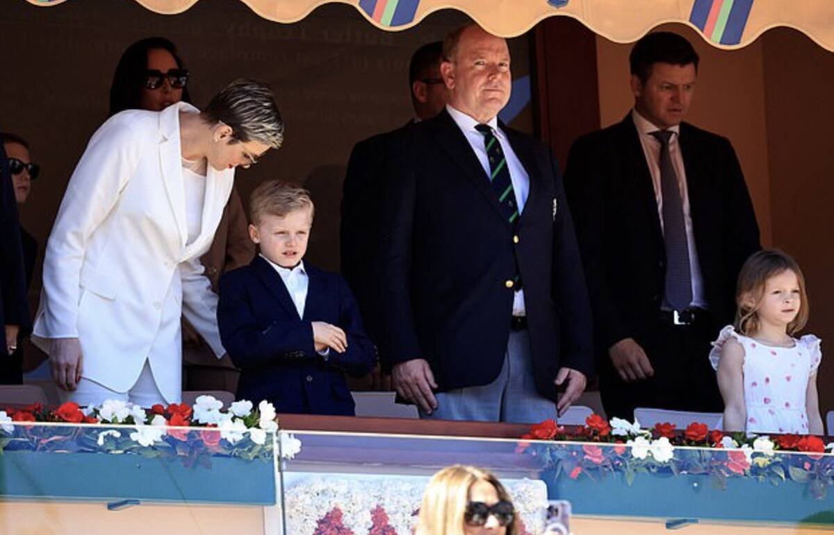 Princesa Charlene deslumbra con su look en blanco durante evento con su esposo e hijos - Créditos: Daily Mail