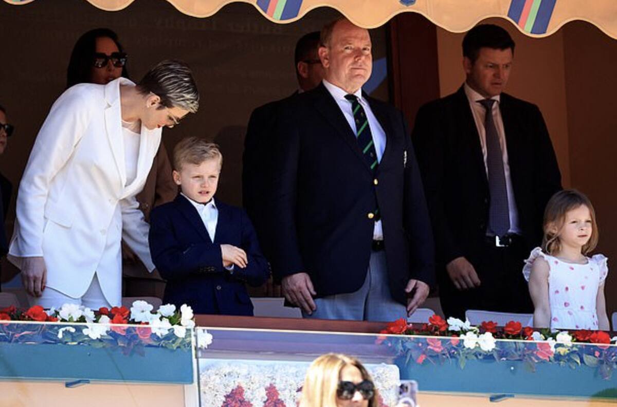 Princesa Charlene deslumbra con su elegante look en blanco ante miles de personas
