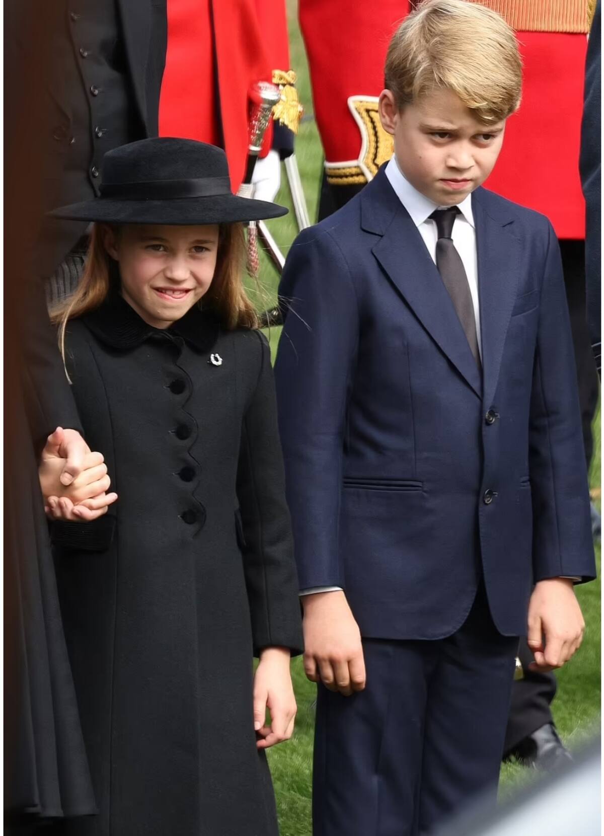 Princesa Charlotte le señala a su hermano lo que debe hacer cuando pase frente a ellos el féretro de la reina Isabel II - Créditos: Instagram