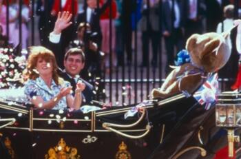 El peculiar dormitorio del príncipe Andrés: Un mundo de PELUCHES y orden