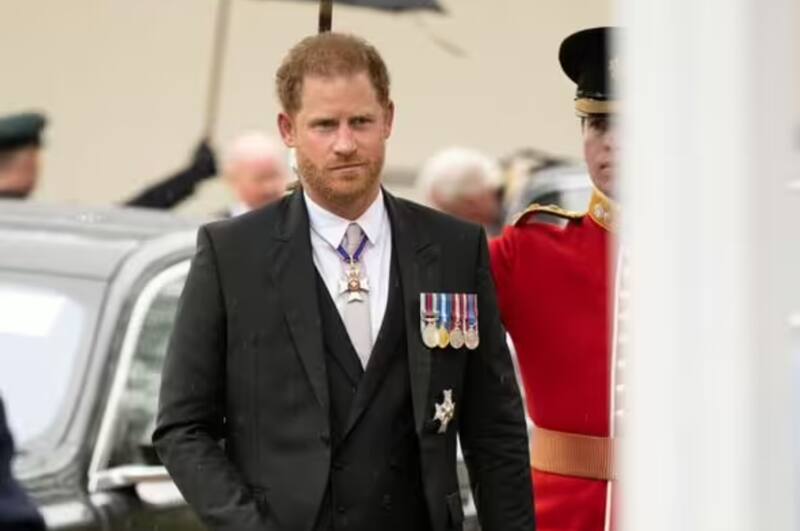 Harry, eligiendo una casa de diseño francesa, no dio con la nota de moda en la que los miembros de la realeza mostraban lo mejor de la alta costura británica.