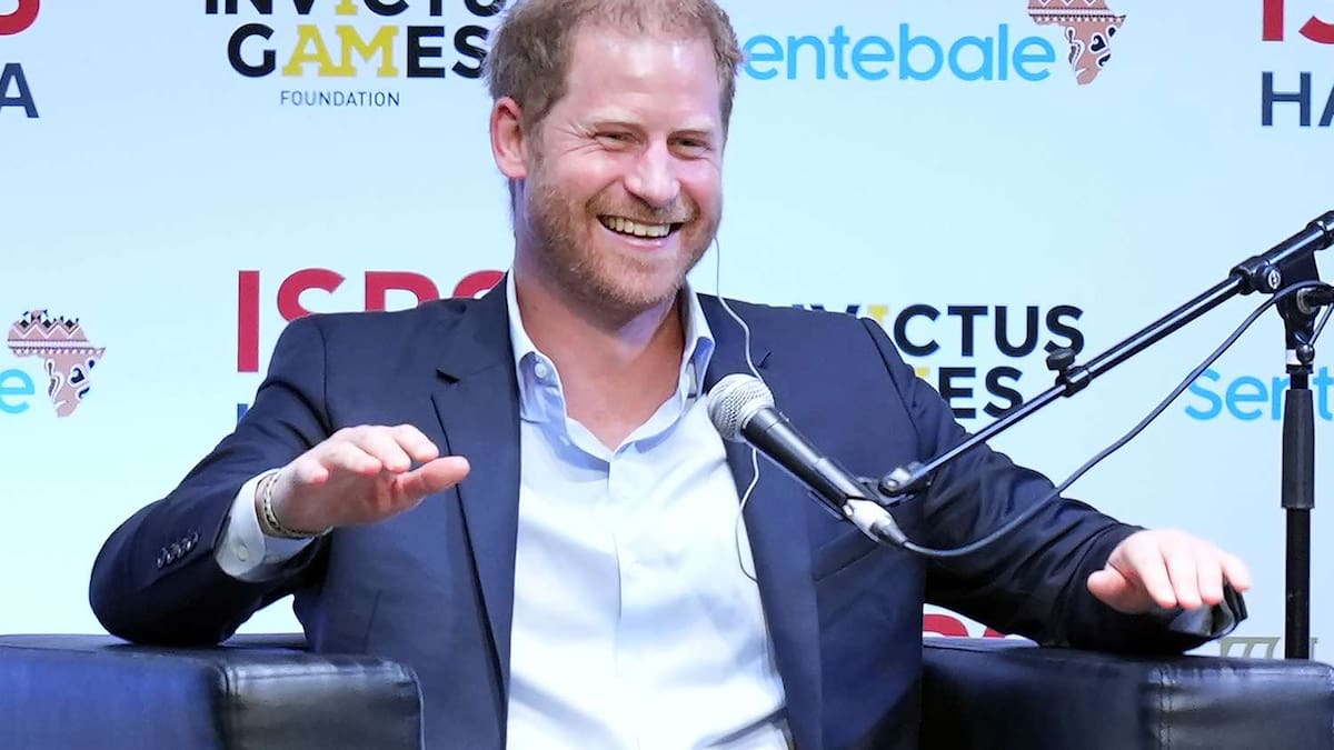 El príncipe Harry luce feliz sin Meghan en Japón