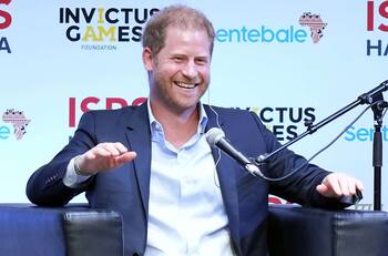 El príncipe Harry luce feliz sin Meghan en Japón