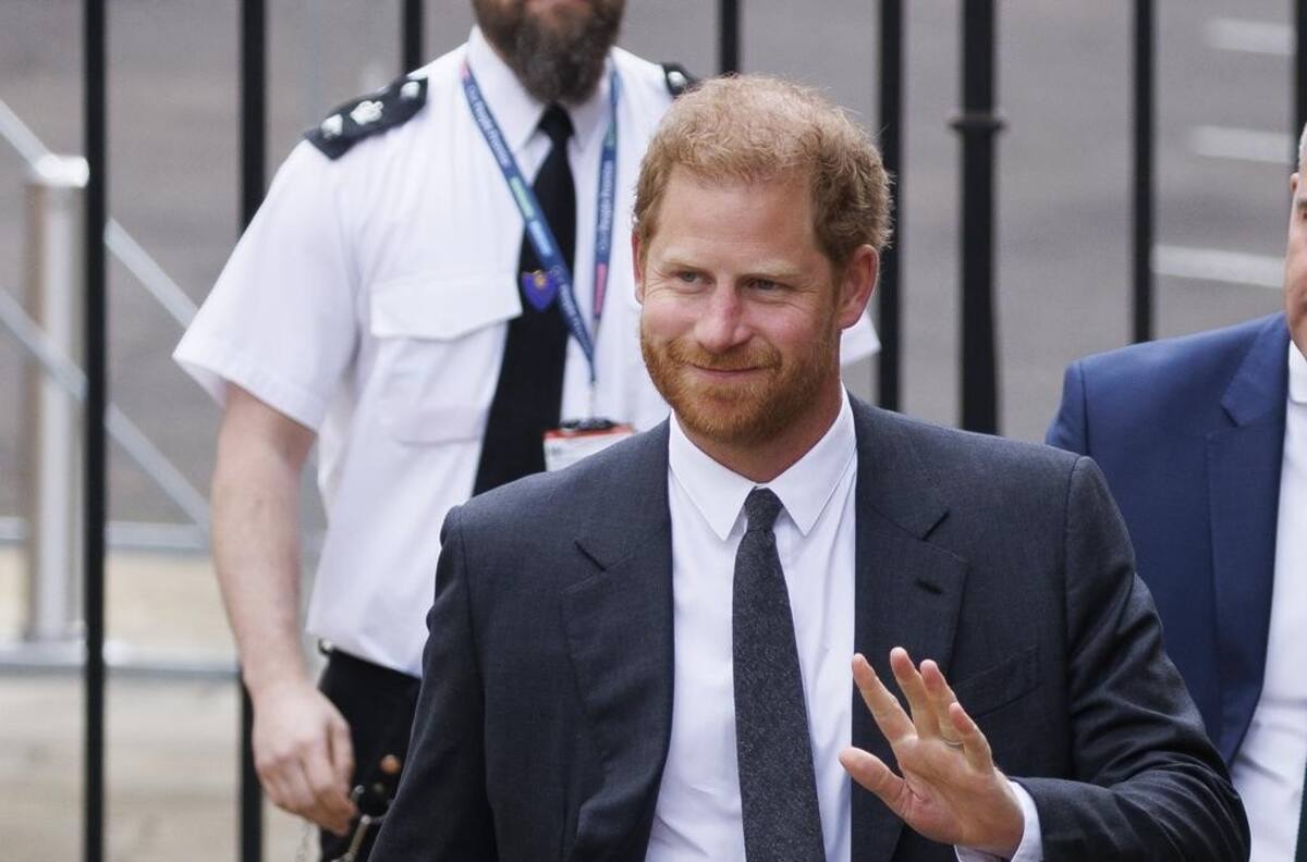 Príncipe Harry llega a Londres en vuelo comercial para la coronación de su padre