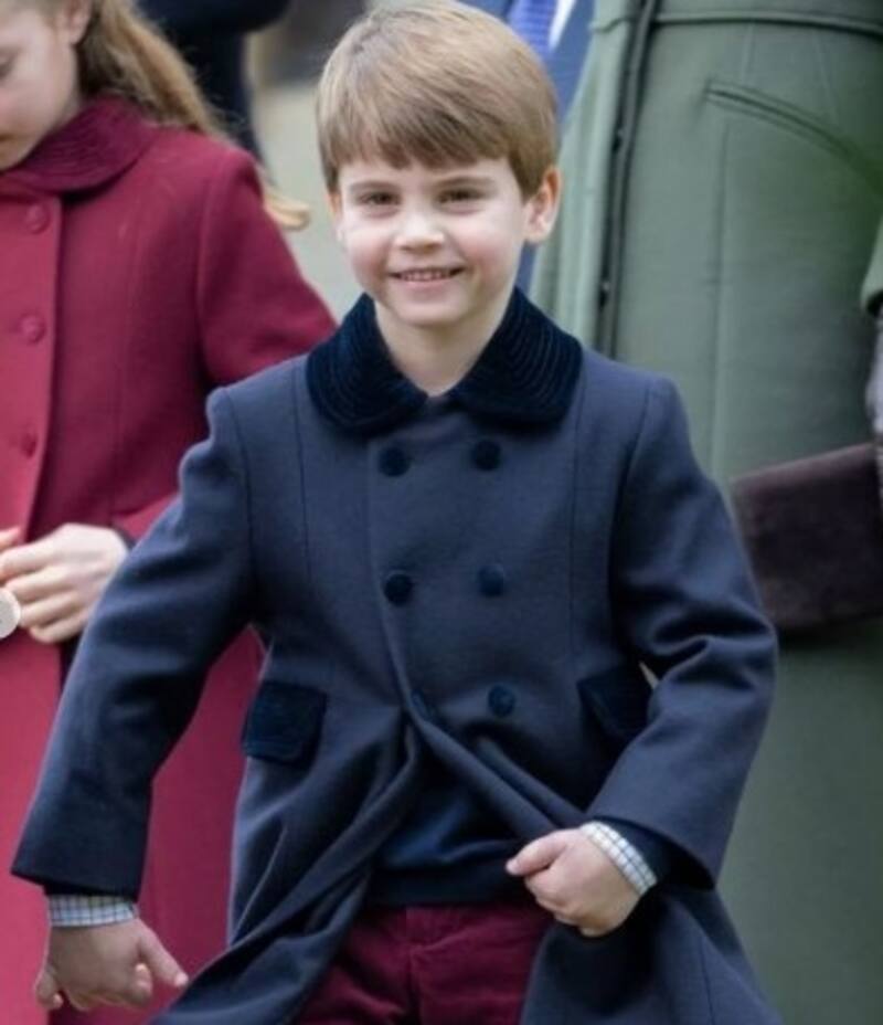 Príncipe Louis mantiene centenaria distinción de clase al usar sus pantalones El menor de los hijos de William y Kate es el preferido de la gente - Créditos: Instagram