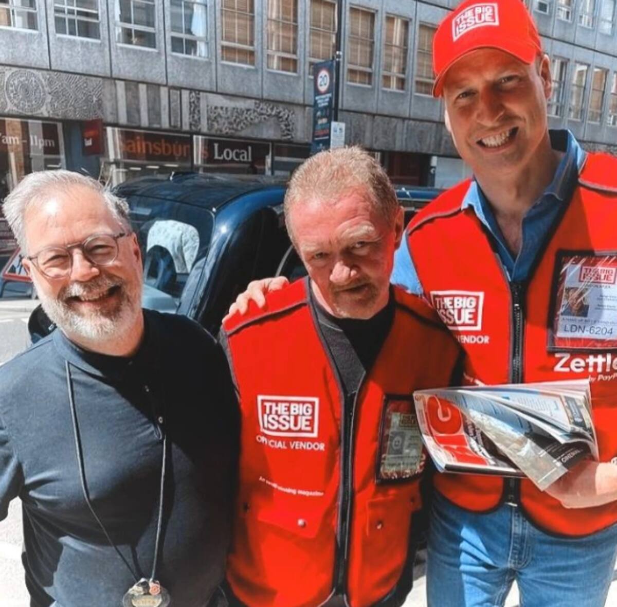 Príncipe William sorprende al ser visto vendiendo revistas en las calles de Londres - Créditos: