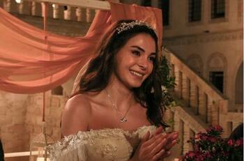 Protagonista de "Hercai" se casará dos veces con su novio