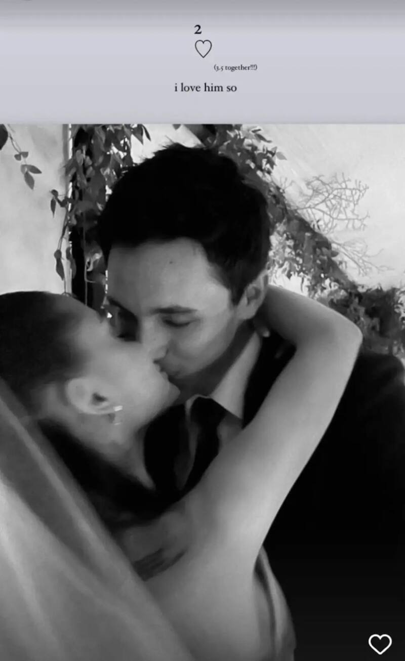 Ariana Grande publicó una foto de su matrimonio para celebrar su segundo aniversario.