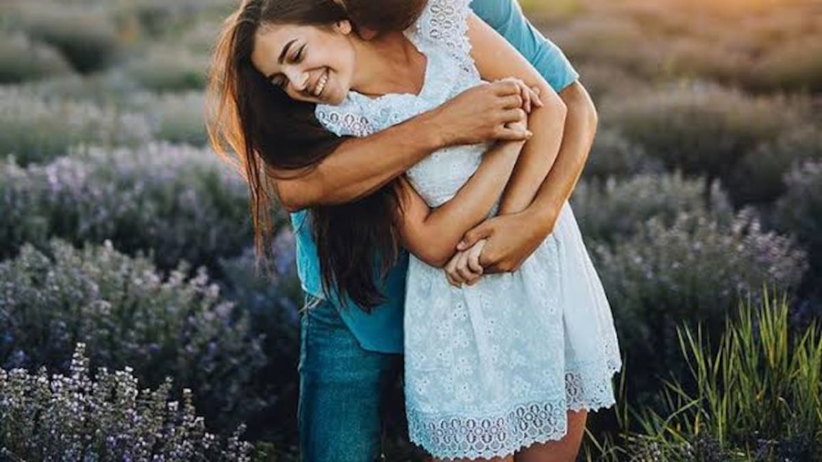 ¿Qué significa que te abracen por la espalda?
