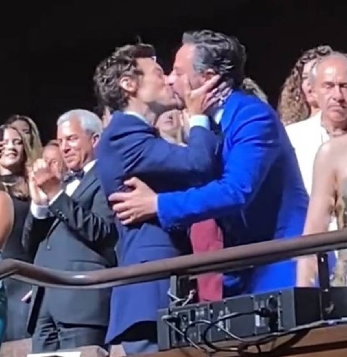 Quién es el actor al que Harry Styes besó en la boca en Venecia El apasionado beso entre los actores. - Créditos: Instagram
