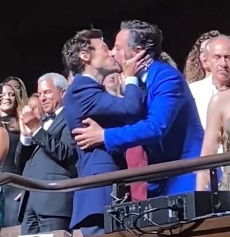Quién es el actor al que Harry Styes besó en la boca en Venecia El apasionado beso entre los actores. - Créditos: Instagram