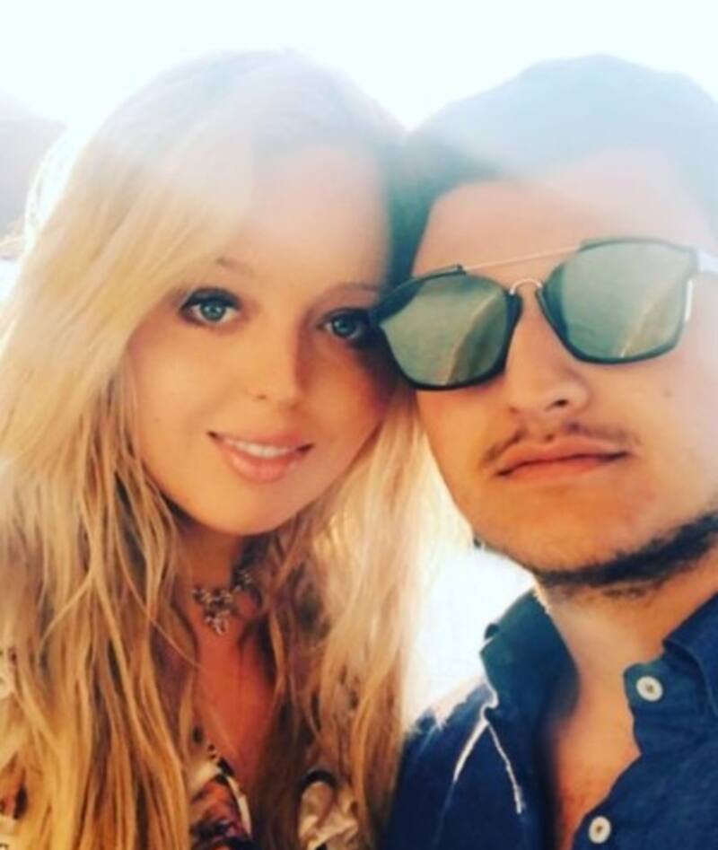 Quién es el millonario de Nigeria que se casa con la hija consentida de Donald Trump La pareja contrae nupcias este sábado en la mansión de Donald Trump - Créditos: Instagram