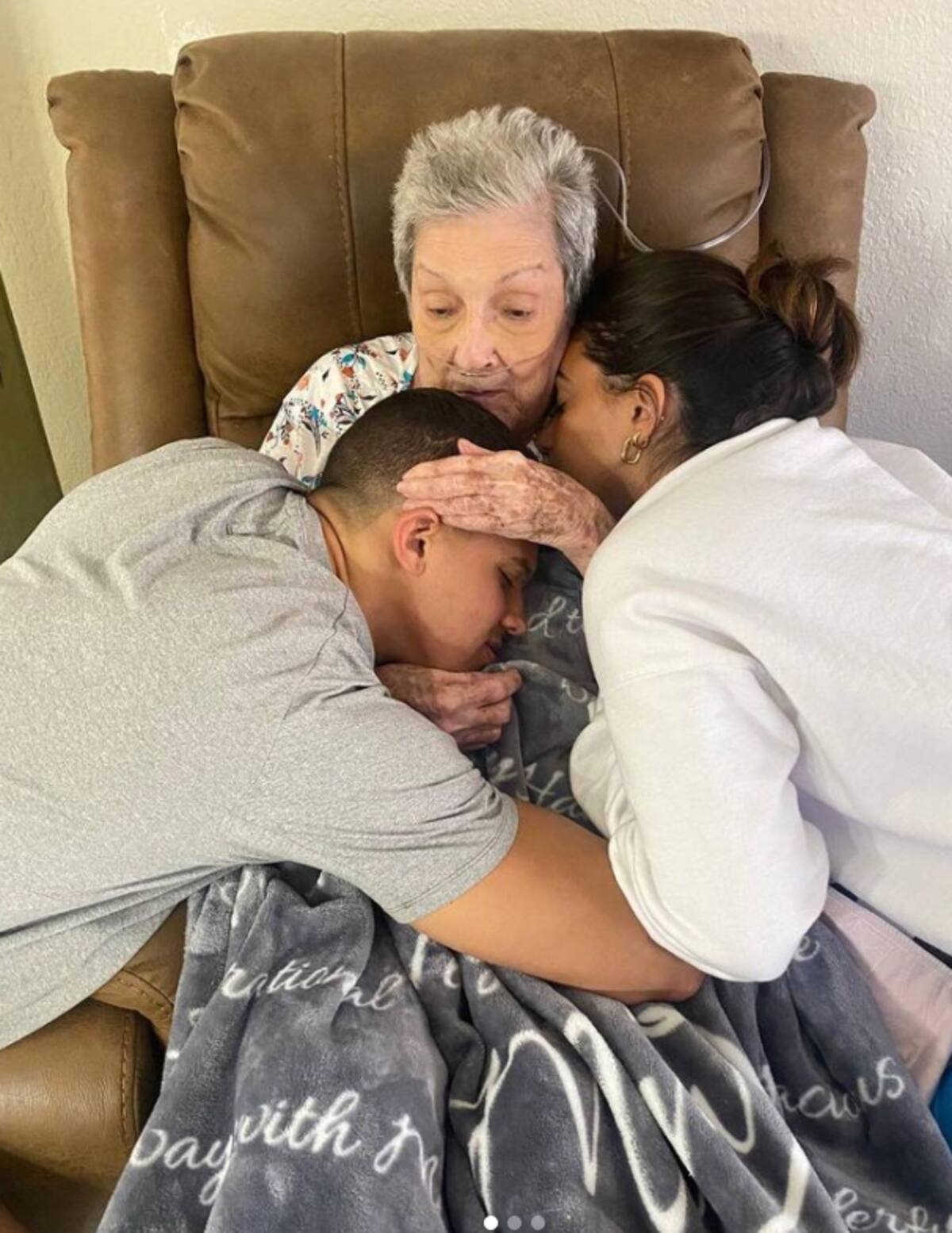 Bárbara y Nelson, los hijos de Rashel Díaz, junto a su bisabuela, la protagonista de la historia que contó la animadora.