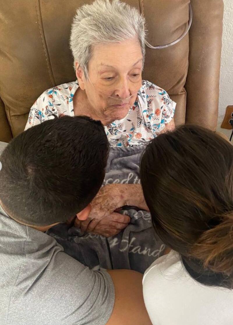 Para los dos hijos de Rashel Díaz, aquella mirada de su bisabuela afectada de Alzheimer ha sido una experiencia muy reconfortante.