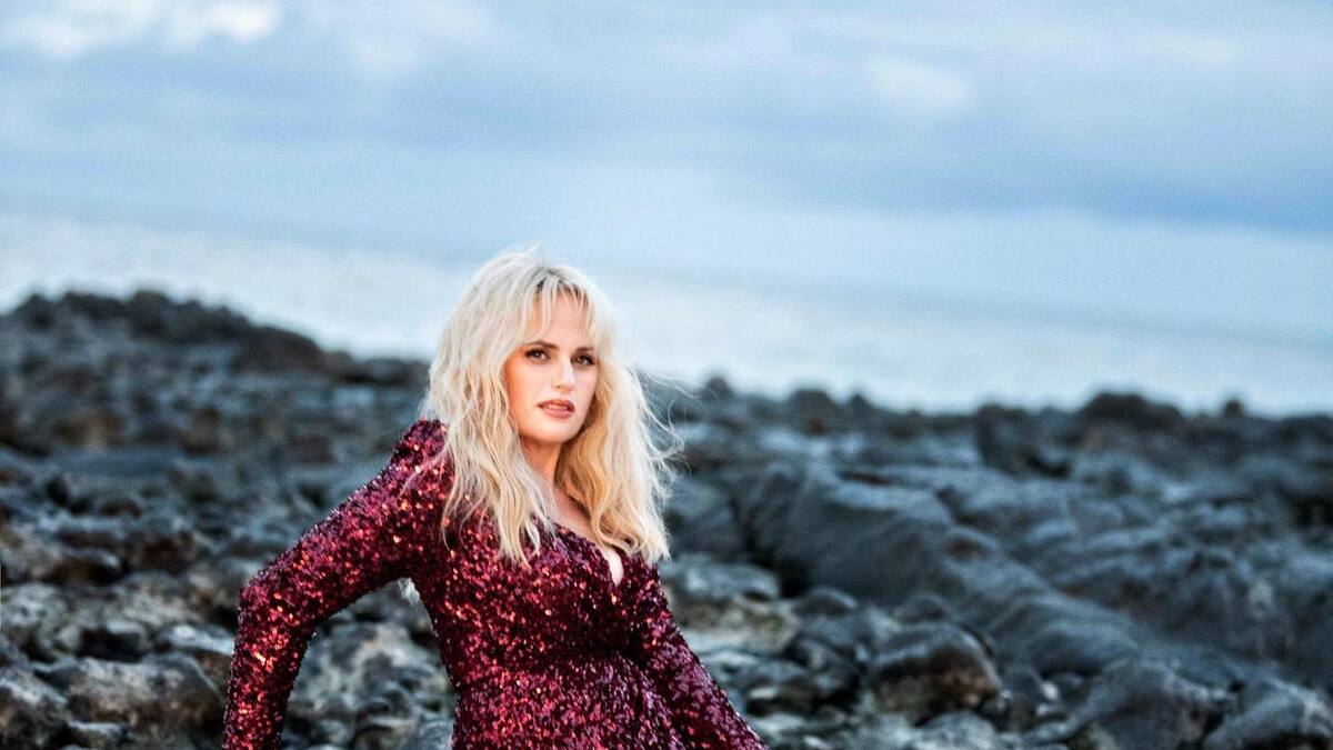 La comediante Rebel Wilson hace ahora gala de una sorprendente elegancia