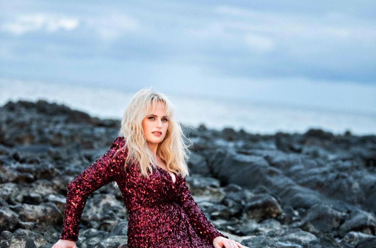 La comediante Rebel Wilson hace ahora gala de una sorprendente elegancia