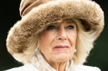 Reina Camila luce toda su elegancia para el bautizo de un rinoceronte blanco