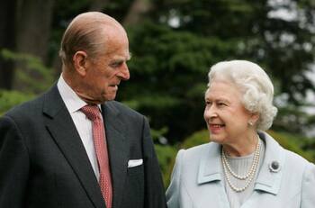 La reina Isabel II y el molesto hábito de jardinería de su esposo que la ponía furiosa