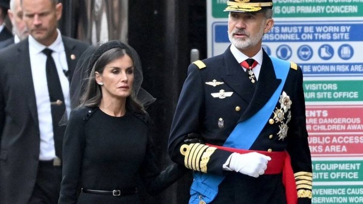 Reina Letizia protagonizó un incómodo momento con el rey Juan Carlos I Reina Letizia protagonizó un incómodo momento con el rey Juan Carlos I - Créditos: Twitter