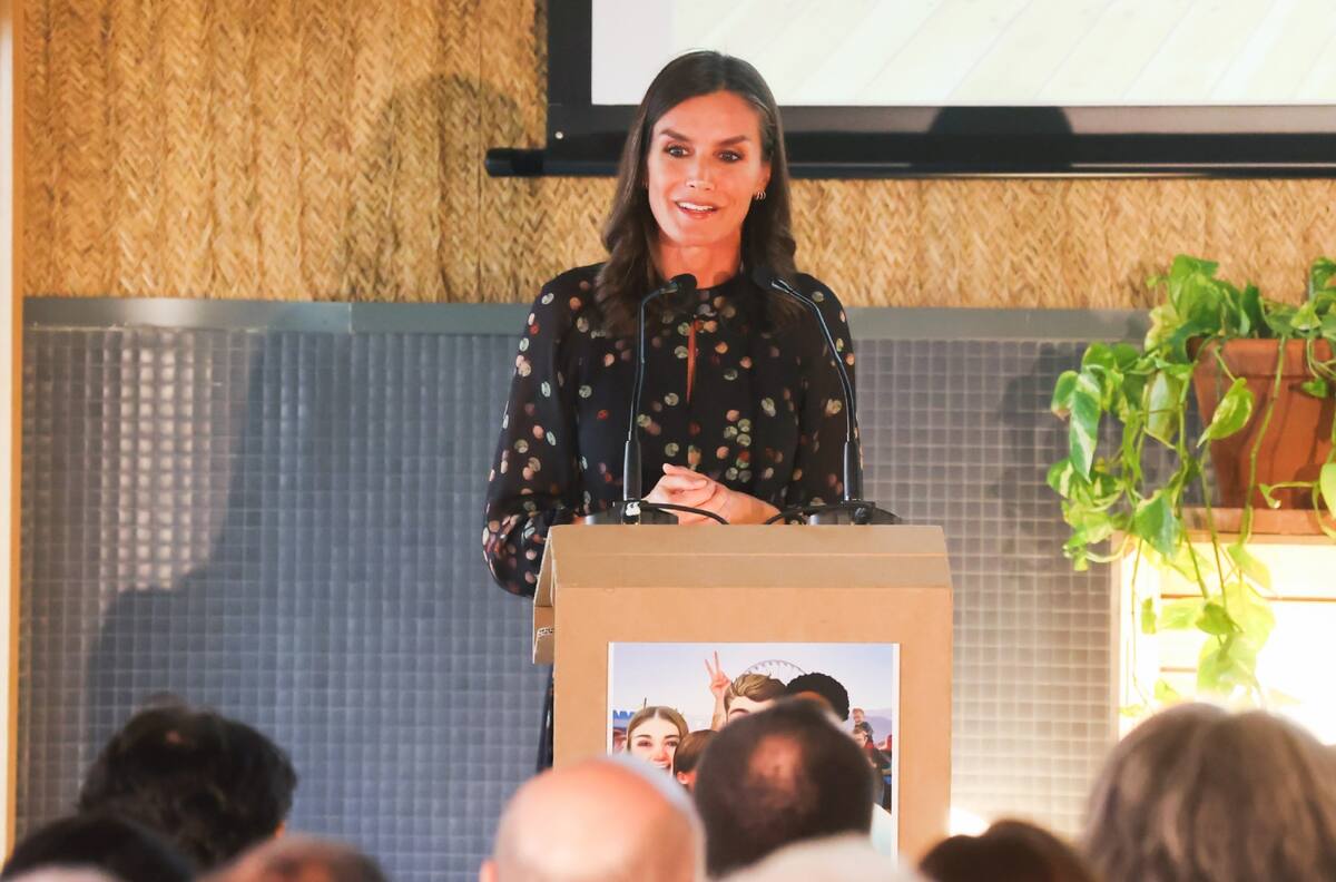 Reina Letizia y el vestido azul con estampado de flores ideal para el otoño