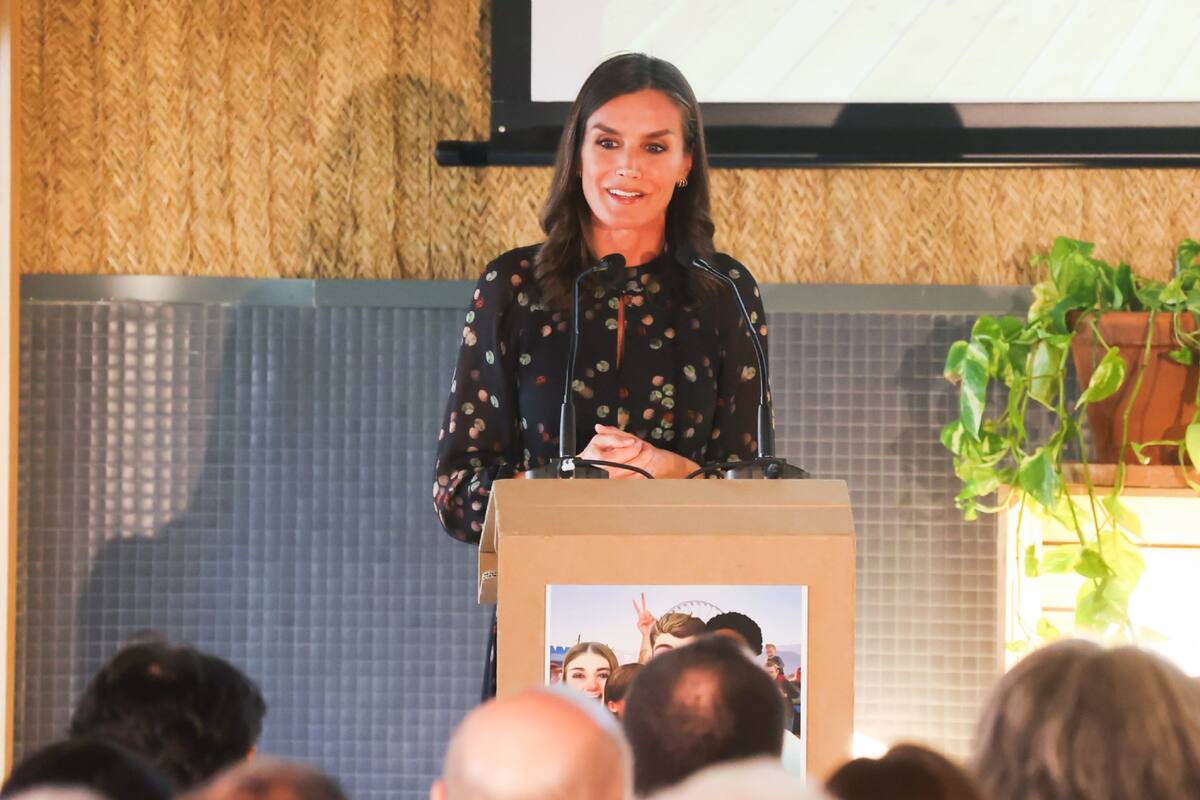 Reina Letizia siempre sabe cómo imponer tendencias con sus outfits - Créditos: Twitter