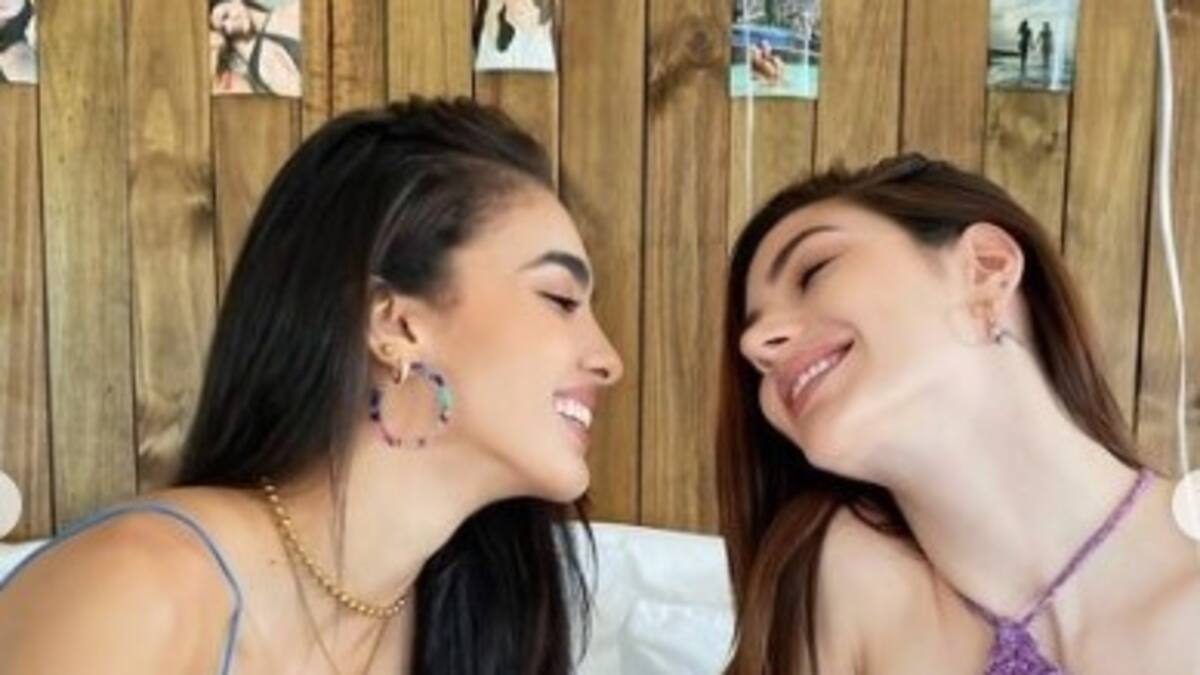 Reinas de belleza que se casaron muestran con orgullo el primer beso durante su luna de miel