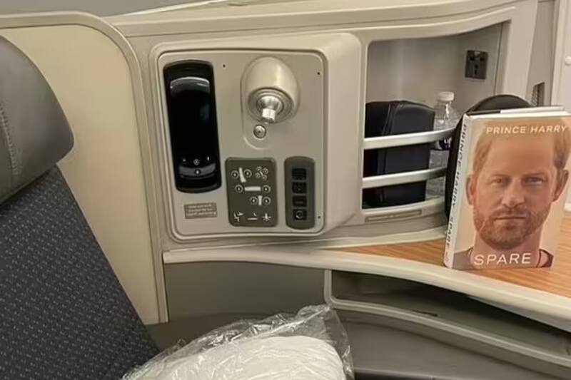 El azafato publicó la imagen en sus historias de Instagram con un emoji de corona.(Imagen: Instagram @holdenpattern)