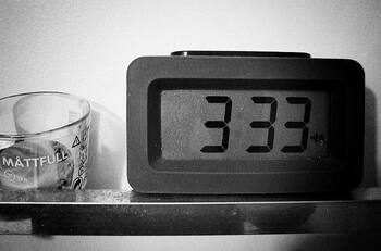 Descubre lo que significa despertar a las 3:33 o “La hora del tiempo muerto”