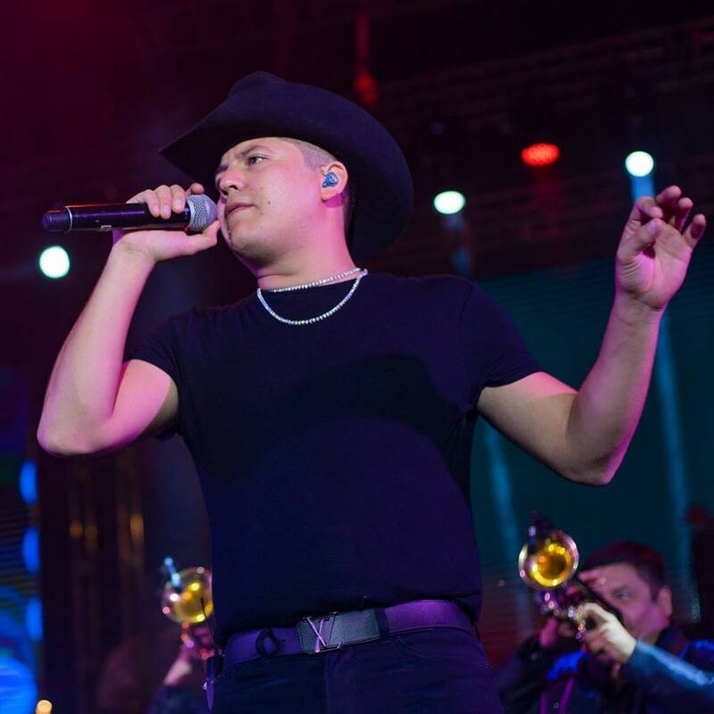 Remmy Valenzuela intenta robarle un beso a una fan - Créditos: Instagram