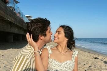 Diego Boneta y Renata Notni pasean en la playa con una sorpresiva compañía