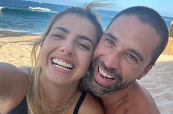 Matías Nova y Michelle Renaud dejan a sus hijos para recorrer el pasado del actor en Chile