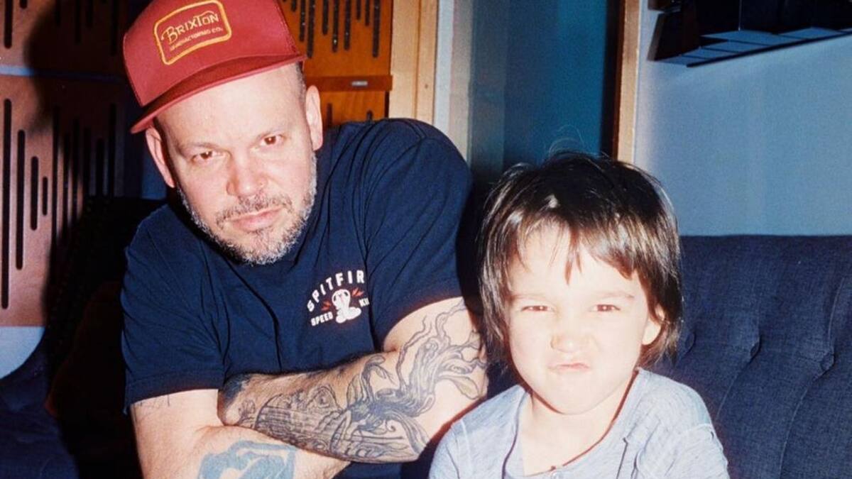 Hijo de Residente queda sin habla cuando su padre lo lleva donde un ídolo