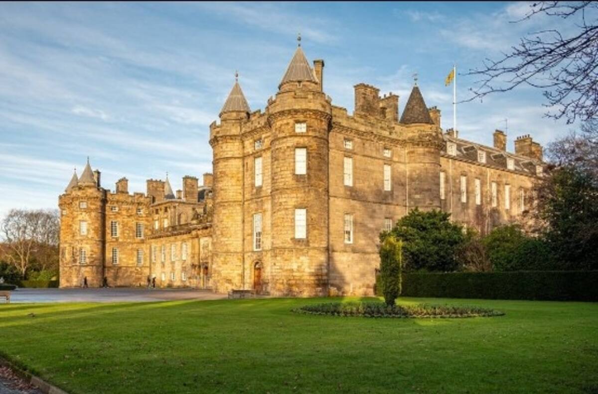 Rey Carlos III hereda mansión de 289 habitaciones para ocupar una vez al año