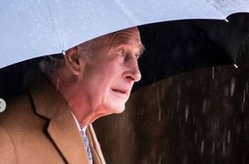 Rey Carlos III destapa estatua de Isabel II y arrecian críticas por el poco parecido con la reina