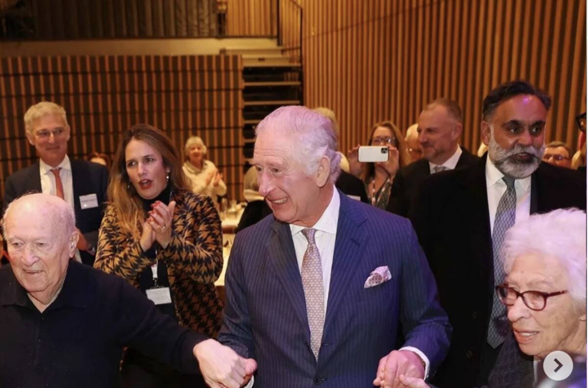 Rey Carlos III muestra sus dotes de bailarín y deja atrás el drama