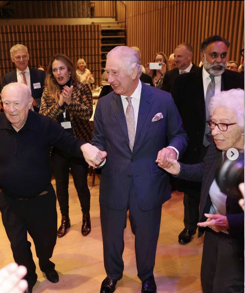 Rey Carlos III lució muy alegre cuando visitó un centro comunitario judío. - Créditos: Instagram