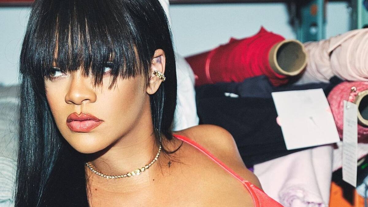 Desde el taller: Rihanna deslumbró a todos en microbikini coral enseñando la panza