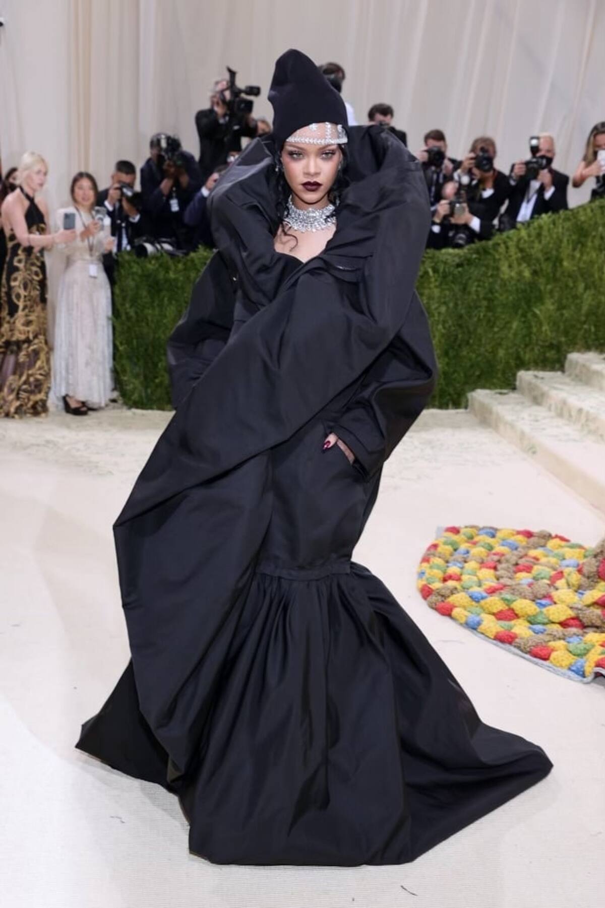 Rihanna impone moda para despedir 2021 - Créditos: Facebook
