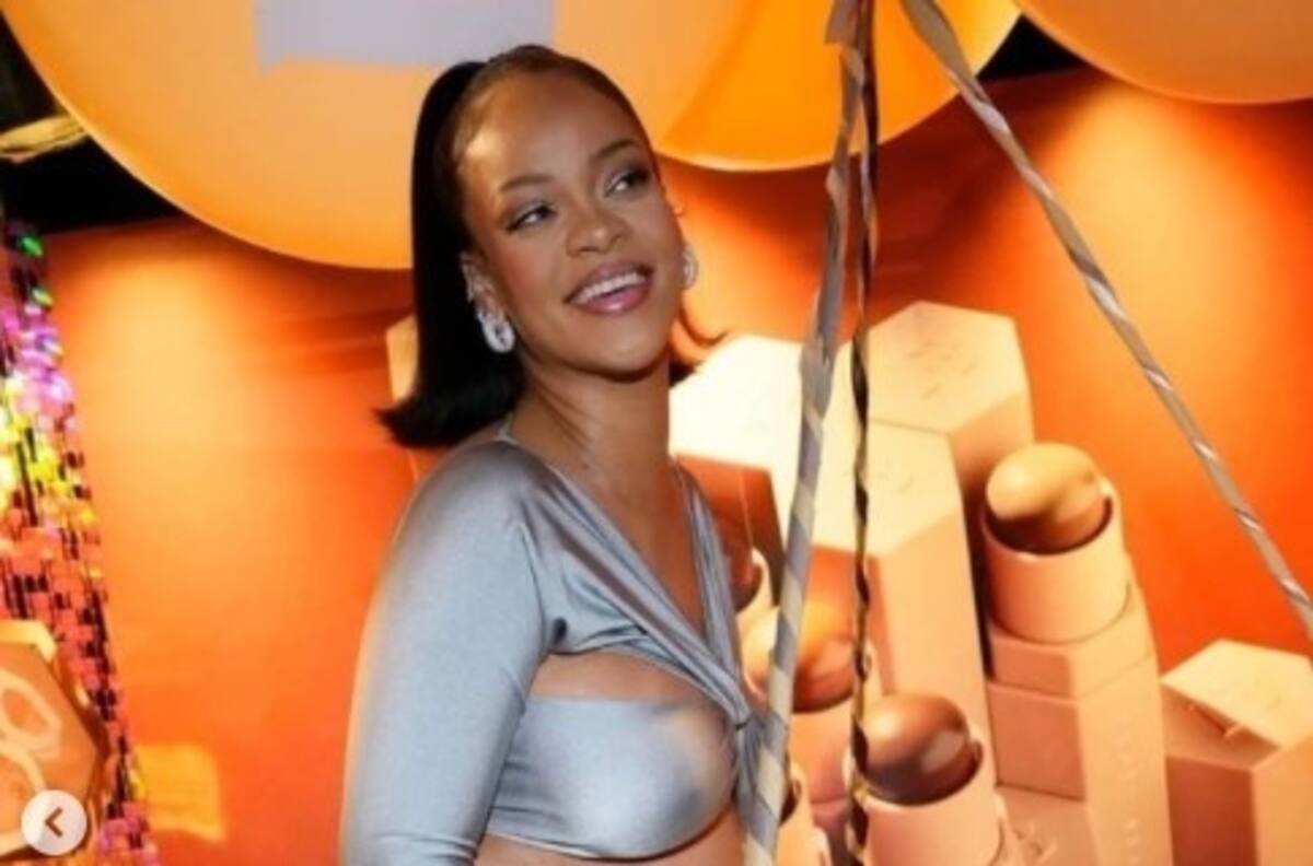 Rihanna mueve graciosamente su pancita al presentar su línea de maquillajes
