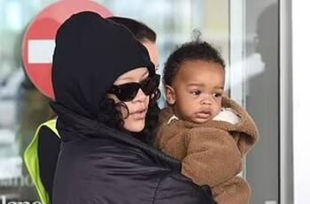 Rihanna cubriendo su embarazo y junto a su bebé y esposo arriban a Milán para la Semana de la Moda