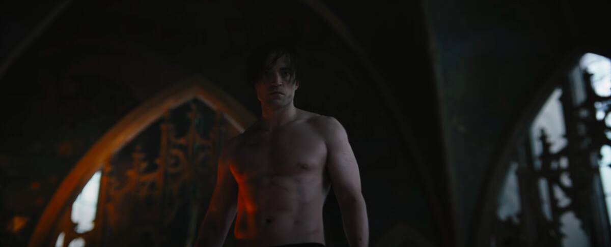 Robert Pattinson Robert ha tenido que someterse a una rutina exhaustiva de ejercicio para poder igualar la condición física que tiene Bruce Wayne - Créditos: Captura de pantalla del trailer oficial