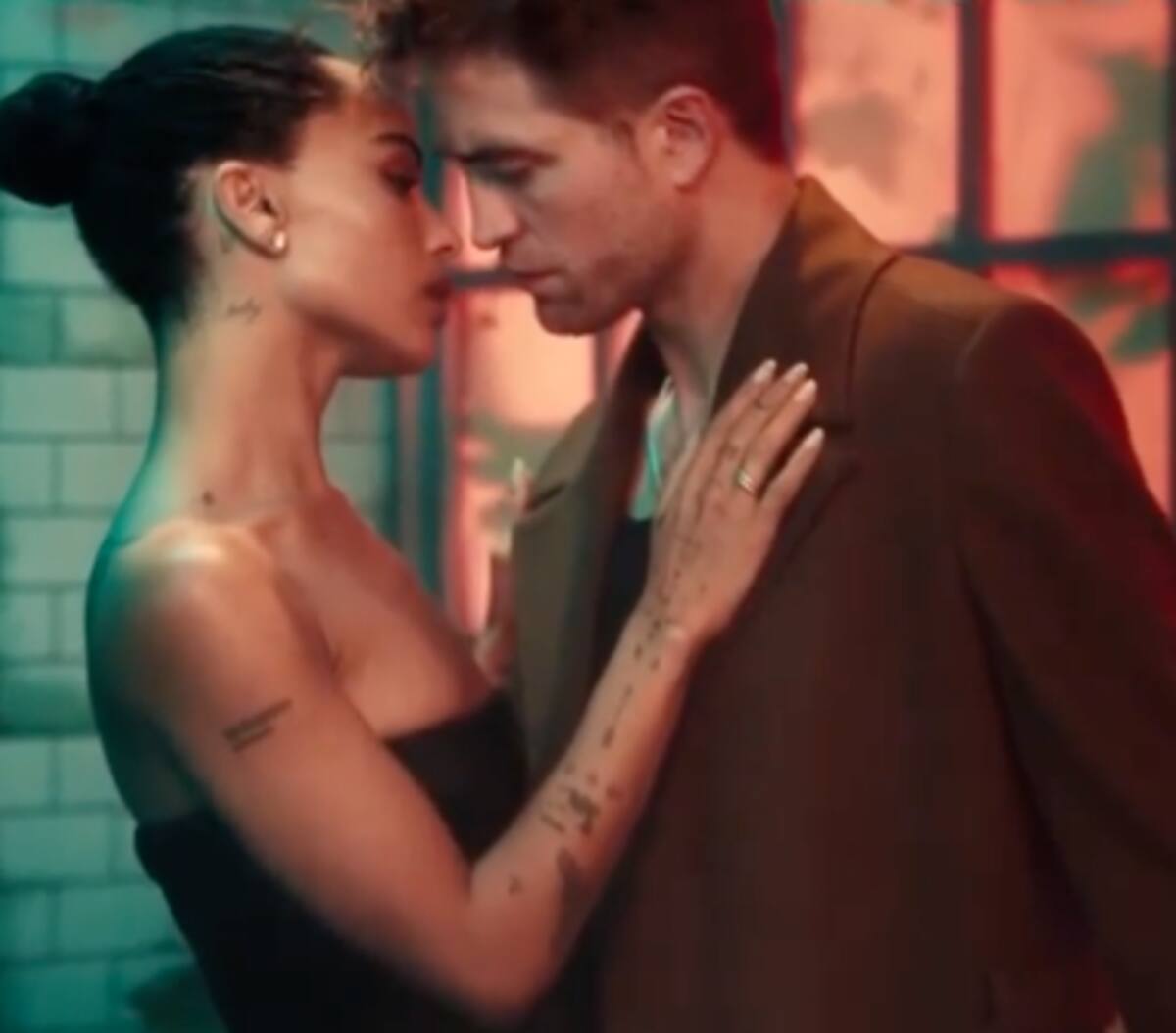 Robert Pattinson y Zoë Kravitz a punto de darse un beso - Créditos: Cortesía