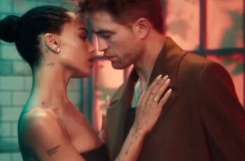 Robert Pattinson y Zoë Kravitz a punto de besarse confunden a sus fans