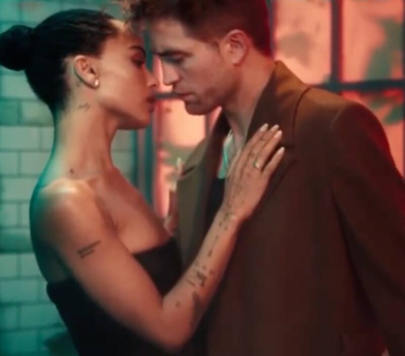 Robert Pattinson y Zoë Kravitz a punto de darse un beso - Créditos: Cortesía