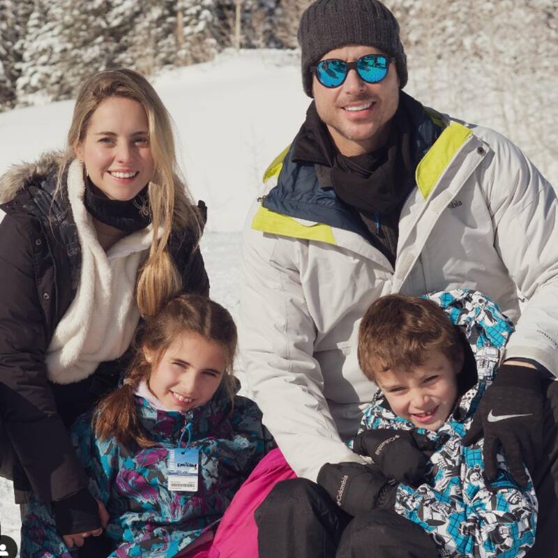 En un paseo familiar, Rodolfo junto a Alai y sus hijos Emilia y Sebastián.