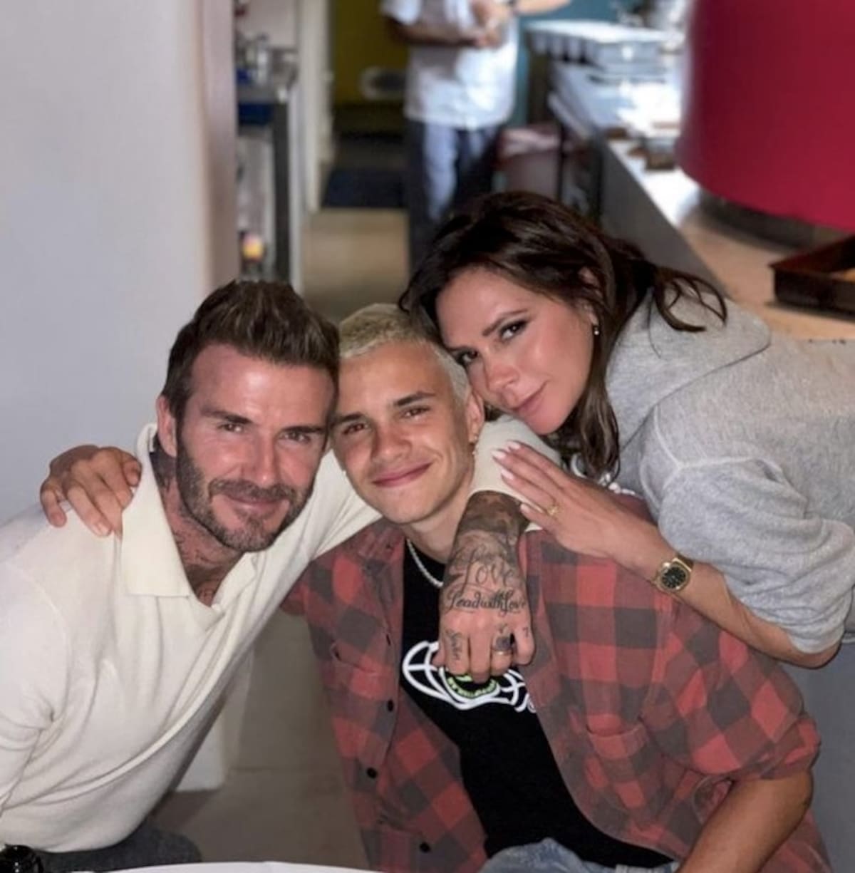 Romeo y Victoria Beckham sacaron aplausos con sus looks - Créditos: Twitter