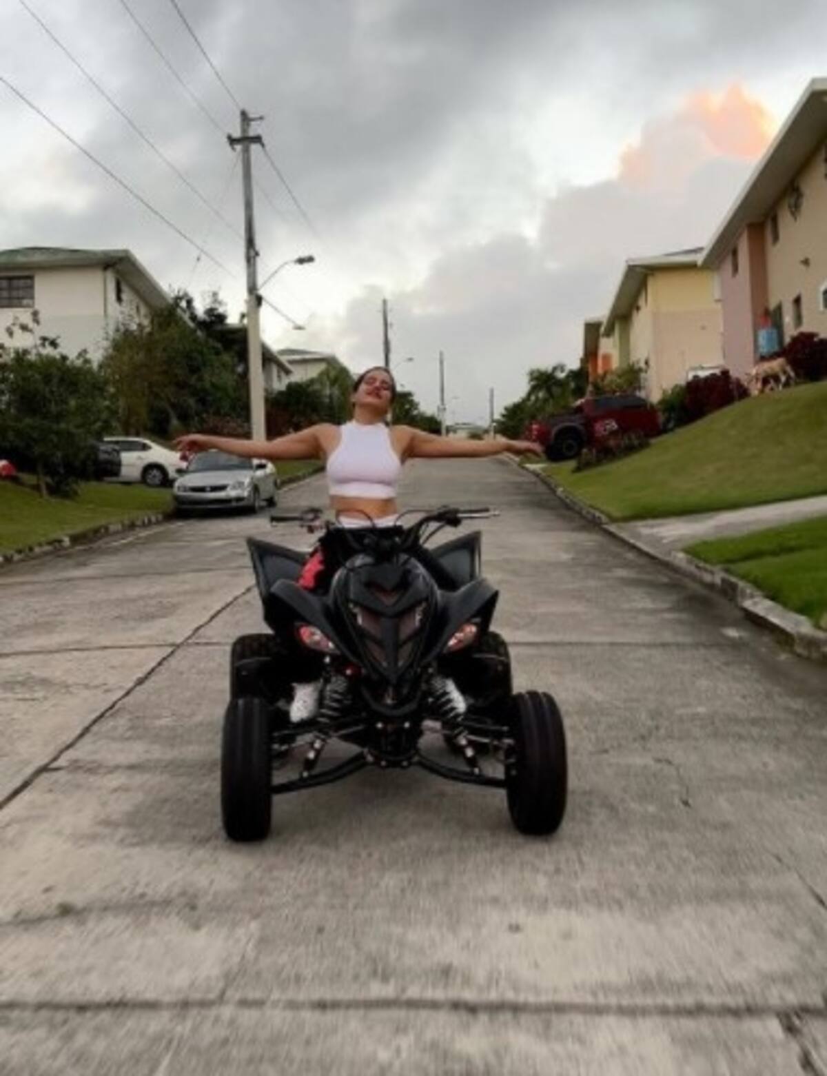 Rosalía conduce un tanque para programa de TV Rosalía cuatrimoto - Créditos: Instagram